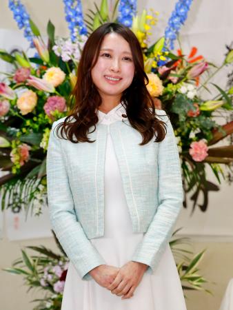 　八戸市議選で４選を決めた藤川優里氏＝２１日夜、青森県八戸市