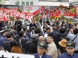 　天皇制に反対する集会に参加した人たち＝３０日午後４時１９分、東京・新宿