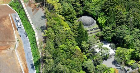　遺体が見つかった武蔵陵墓地＝１日午前、東京都八王子市（ヘリから）