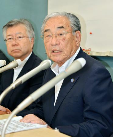 　記者会見する全国漁業協同組合連合会の岸宏会長（右）＝１１日午後、東京都千代田区