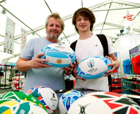 　ラグビーＷ杯の開幕を控え、東京都新宿区のショップでボールを手にポーズをとる外国人のファン＝２０日午前