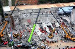 　救出作業が続くホテルの倒壊現場＝９日、中国福建省泉州市（共同）