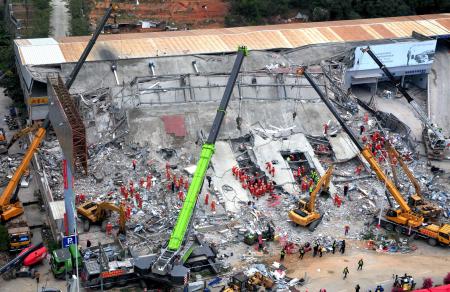 　救出作業が続くホテルの倒壊現場＝９日、中国福建省泉州市（共同）