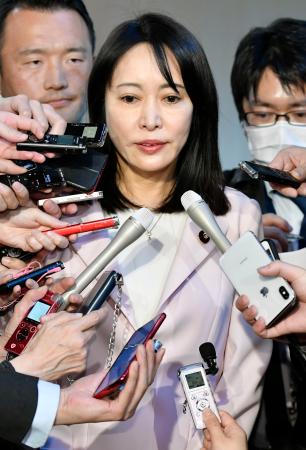 　安倍首相から厳重注意を受け、取材に応じる森法相＝１２日午後、首相官邸