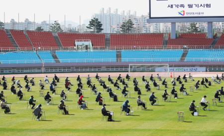 　４日、ソウル近郊の安山市のサッカー場で行われた筆記試験（聯合＝共同）