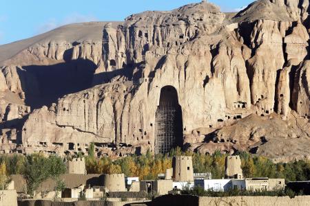 　アフガニスタンのバーミヤン遺跡。中央にある崖のくぼみが、西大仏が収められていた「仏龕」＝２０１８年１０月（共同）
