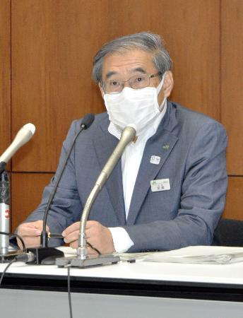 　記者会見するＪＲ東日本の深沢祐二社長＝１２日午後、東京都内