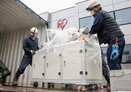 　アイリスオーヤマ角田工場に搬入される、マスク生産のための設備＝２０日、宮城県角田市