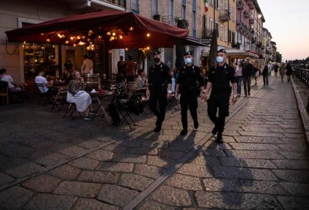 ミラノ市内をパトロールするイタリア軍警察の隊員=26日(AP=共同)