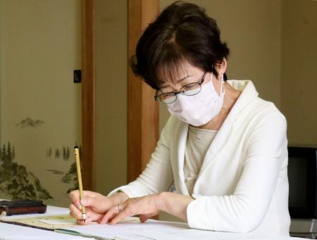 　原爆死没者名簿に新たに死亡が確認された人の名前を書き加える森田孝子さん＝１日午前、長崎市