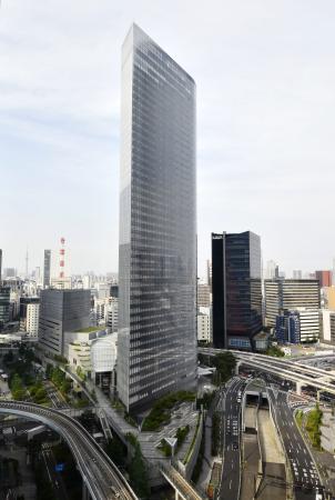 　電通本社ビル＝５日午後、東京都港区
