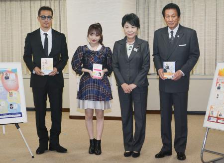 　上川法相（右から２人目）を表敬訪問したＥＸＩＬＥのＡＴＳＵＳＨＩさん（左端）、杉良太郎さん（右端）ら＝２３日午後、法務省