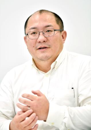 　インタビューに答える京都大の西浦博教授