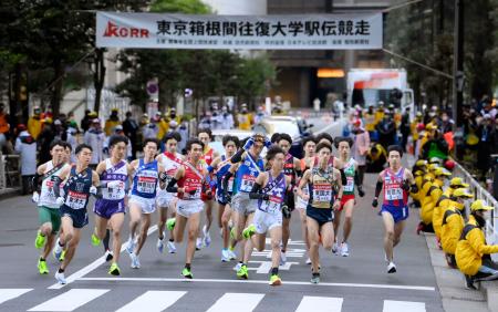 　東京箱根間往復大学駅伝で、一斉にスタートする選手たち＝東京・大手町