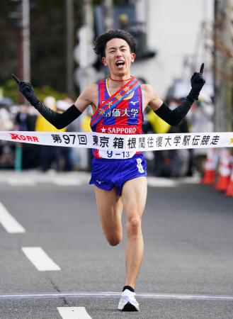 　初の往路優勝を果たし、ゴールする創価大の三上雄太＝神奈川県箱根町