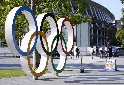 　国立競技場（奥）と五輪マークのモニュメント＝東京都新宿区