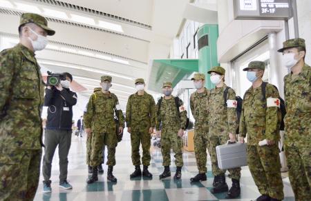 　沖縄県宮古島市に向かうため、那覇空港に到着した陸上自衛隊の看護師ら＝２９日（防衛省提供）