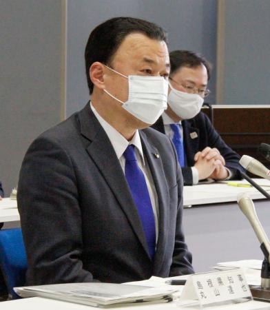 　臨時の島根県の聖火リレー実行委員会で見解を表明する丸山達也知事＝１７日午後、松江市