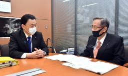 　自民党の細田博之元幹事長（右）と会談する島根県の丸山達也知事＝２５日午後、東京・永田町（代表撮影）