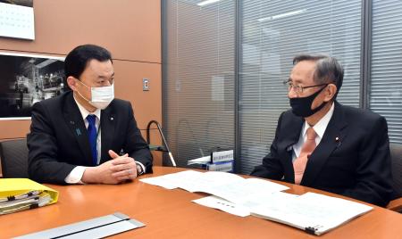 　自民党の細田博之元幹事長（右）と会談する島根県の丸山達也知事＝２５日午後、東京・永田町（代表撮影）