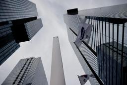 　ソウルのオフィス前にひるがえるサムスンの社旗＝２０年１０月（ロイター＝共同）