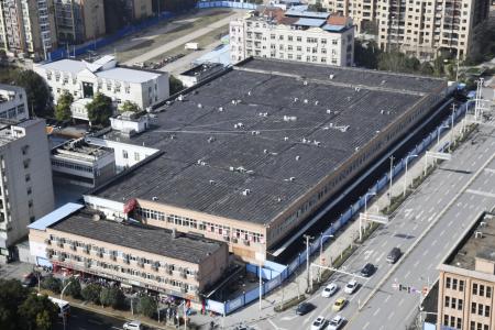 　「華南海鮮卸売市場」が入る建物＝１月、中国・武漢（共同）