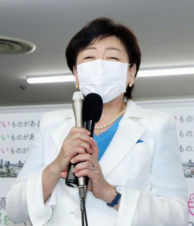 　仙台市長選で再選を果たし、支持者らにあいさつする郡和子氏＝１日夜、仙台市