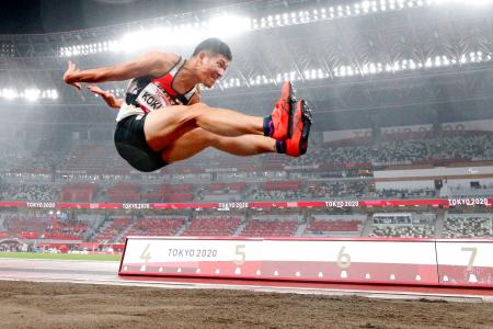 　男子走り幅跳び（知的障害）　７メートル０１で４位の小久保寛太＝国立競技場