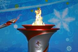 　北京冬季五輪の聖火到着式典でともされた聖火＝２０日、北京（ロイター＝共同）