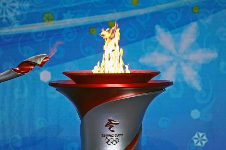 　北京冬季五輪の聖火到着式典でともされた聖火＝２０日、北京（ロイター＝共同）