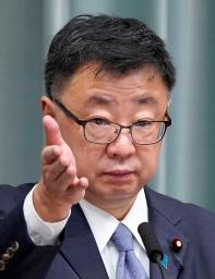 　記者会見する松野官房長官＝１日午前、首相官邸