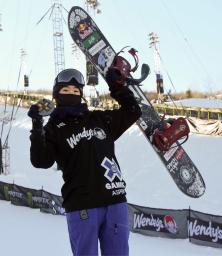 　冬季Ｘゲーム、スノーボードの女子ハーフパイプで初優勝した冨田せな＝アスペン（共同）