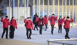 　北京冬季五輪の選手村に到着した日本選手団＝１月３０日、北京