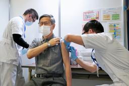 　東京・大手町の新型コロナワクチン大規模接種会場で、３回目の接種を受ける新型コロナ感染症対策分科会の尾身茂会長＝５日午前（代表撮影）