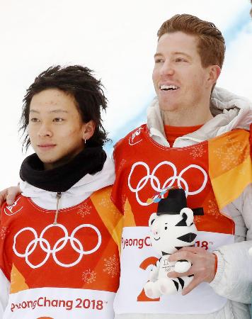 　平昌冬季五輪のスノーボード男子ハーフパイプで、金メダルを獲得した米国のショーン・ホワイト（右）。左は銀の平野歩夢＝２０１８年２月（共同）