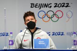 　平昌冬季五輪のスノーボード男子ハーフパイプで、金メダルを獲得した米国のショーン・ホワイト（右）。左は銀の平野歩夢＝２０１８年２月（共同）