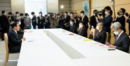 　日本医師会の中川俊男会長（右端）ら医療関係者と面会する岸田首相（左端）＝１７日午前、首相官邸