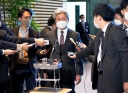 　岸田首相と面会後、記者団の取材に応じる日本医師会の中川俊男会長＝１７日午前、首相官邸