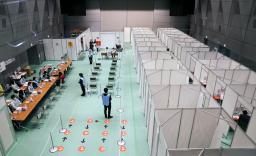 　東京都足立区役所に設けられた新型コロナウイルスワクチンの接種会場。訪れる人は少なく、閑散としていた＝９日午後