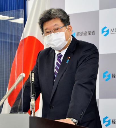 　記者会見する萩生田経産相＝１２日午前、経産省