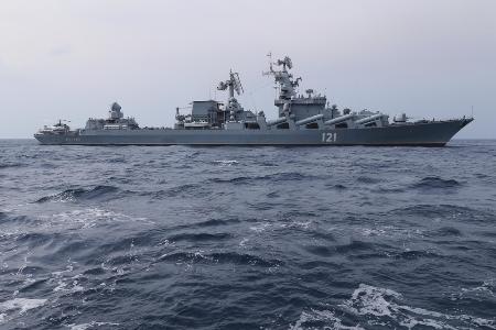 　シリア沖を航行する巡洋艦モスクワ＝２０１５年１２月（ロシア国防省提供、ＡＰ＝共同）