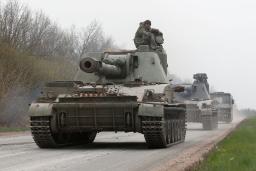 　ロシア軍の攻撃が続くウクライナ・マリウポリで大きく損壊した住宅＝１７日（ロイター＝共同）