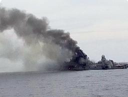 　ロシア黒海艦隊旗艦モスクワだとされ、黒煙が上がる艦艇（ウクライナのゲラシチェンコ内相顧問のテレグラムから）