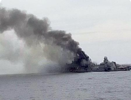 　ロシア黒海艦隊旗艦モスクワだとされ、黒煙が上がる艦艇（ウクライナのゲラシチェンコ内相顧問のテレグラムから）