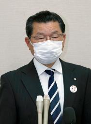 　本会議終了後、記者団の取材に応じる山口県阿武町の花田憲彦町長＝１２日午前、阿武町役場