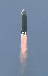 　平壌から発射実験が行われ、上昇する新型大陸間弾道ミサイル（ＩＣＢＭ）「火星１７」＝３月２４日（朝鮮中央通信＝共同）