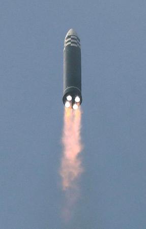 　平壌から発射実験が行われ、上昇する新型大陸間弾道ミサイル（ＩＣＢＭ）「火星１７」＝３月２４日（朝鮮中央通信＝共同）