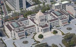 　参院選の投票をする有権者＝１０日午前、大阪市都島区