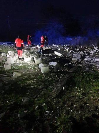 　１５日、ウクライナ国境に近いポーランド東部の爆発現場（ソーシャルメディアに投稿された画像から、ロイター＝共同）