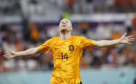 　セネガル―オランダ　試合終了間際、チーム２点目のゴールを決め、駆け出すオランダのクラーセン＝ドーハ（共同）